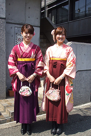 式 袴 カバン 卒業 卒業式の袴に合わせるのはどんなバッグ？普通のカバンじゃダメ？