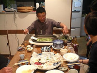 在皓氏がニラチヂミを調理中