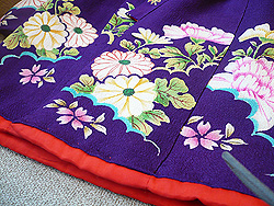 牡丹に菊文様縮緬祝い着