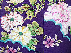 牡丹に菊文様縮緬祝い着