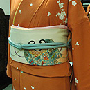 白梅散らし友禅付下に江戸裂宝尽くしに猫刺繍名古屋帯