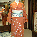 白梅散らし友禅付下に江戸裂宝尽くしに猫刺繍名古屋帯