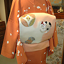 白梅散らし友禅付下に江戸裂宝尽くしに猫刺繍名古屋帯