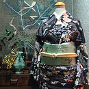 黒地流水に四季花文小紋とひよこに春の野刺繍名古屋帯