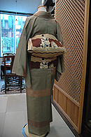 柳色横段伊兵衛織袷に稚児人形名古屋帯