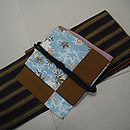 黒八丈に小鳥に竹切継ぎ帯