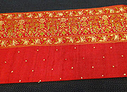 スパンコールと刺繍レッドサリー帯
