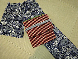 浦野理一作 蝶と四季の花尽し縮緬地袷に小格子名古屋帯