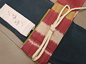 青緑紬袷着物にウズベキスタンアドラス名古屋帯、チューリップビーズ刺繍半衿を添えて