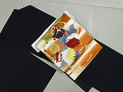 本場結城縞片身かわり単衣と鼓に菊楓文刺繍名古屋帯