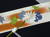 鼓に菊楓文刺繍名古屋帯に楓貝帯留