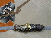 柿の染帯に千鳥の帯留