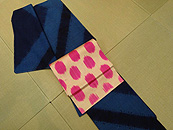 藍絞り染め着物にピンクドットアドラス名古屋帯