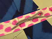 藍絞り染め着物にピンクドットアドラス名古屋帯