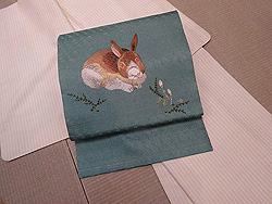 白縞結城紬に春の野のうさぎ刺繍名古屋帯