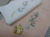 チューリップ　ビーズ刺繍半衿と立雛の帯留