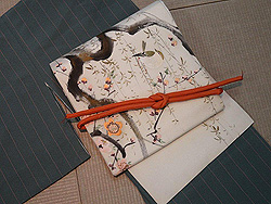 よろけ縞縮緬袷に枝垂れ柳に梅と小鳥の帯