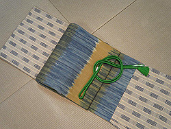 練色地絣単衣にウズベキスタン・アドラス帯