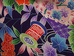 糸巻きに花々文様祝い着