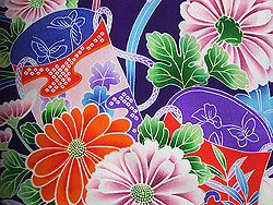 糸巻きに花々文様祝い着