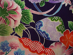 糸巻きに花々文様祝い着