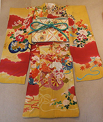 雲取り文菊花刺繍振袖