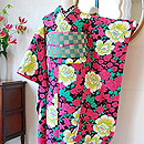 鶴丸紋に亀甲文様中振袖