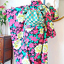 鶴丸紋に亀甲文様中振袖