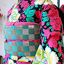 鶴丸紋に亀甲文様中振袖