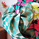 鶴丸紋に亀甲文様中振袖