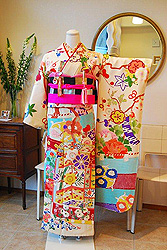 御簾に四季の花々色振袖