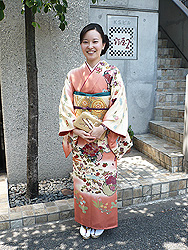 格調高くも可愛らしい着物姿