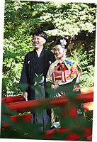 クラシカルな白無垢とモダンな黒引き振袖