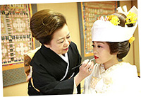 クラシカルな白無垢とモダンな黒引き振袖