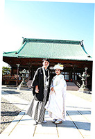 クラシカルな白無垢とモダンな黒引き振袖