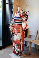 新入荷！豪華な鶴文様の振袖