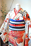 新入荷！豪華な鶴文様の振袖