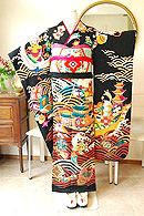 御所に宝尽くし青海波文黒振袖