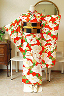 御所に宝尽くし青海波文黒振袖