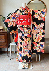 飛翔鶴亀甲宝尽くしの図黒振袖