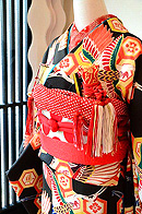 飛翔鶴亀甲宝尽くしの図黒振袖