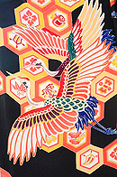 飛翔鶴亀甲宝尽くしの図黒振袖