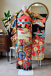 槍梅に御所車黒振袖