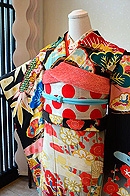 槍梅に御所車黒振袖