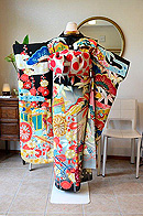 槍梅に御所車黒振袖