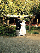 秋晴れの空と白無垢衣裳