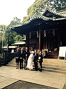 秋晴れの空と白無垢衣裳