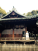 秋晴れの空と白無垢衣裳