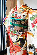 飛翔鶴に遠山風景文様振袖