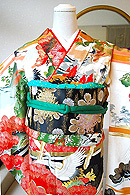 飛翔鶴に遠山風景文様振袖